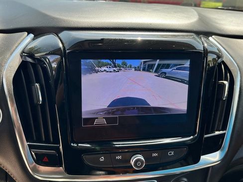 Used 2021 Chevrolet Traverse LT FWD image 19