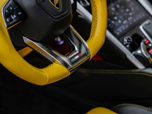 Used 2021 Lamborghini Urus AWD/4WD image 46