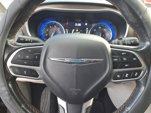 Used 2019 Chrysler Pacifica Touring-L w/ Advanced Safetytec Group image 5