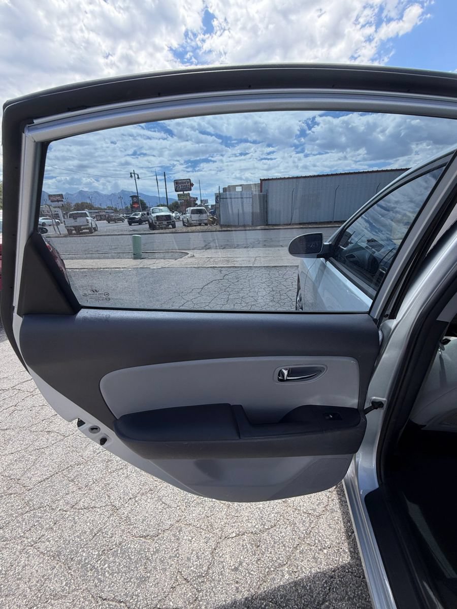 Used 2010 Hyundai Elantra GLS FWD image 11