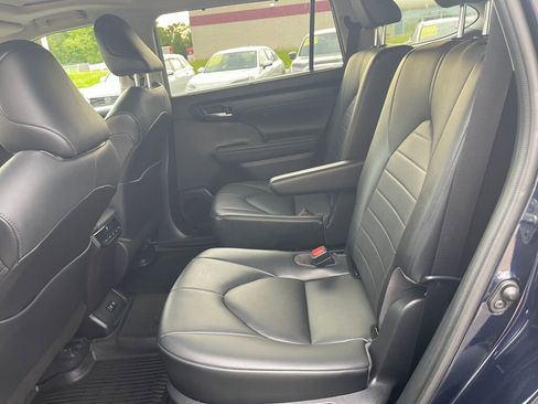 Used 2021 Toyota Highlander XLE AWD/4WD image 24