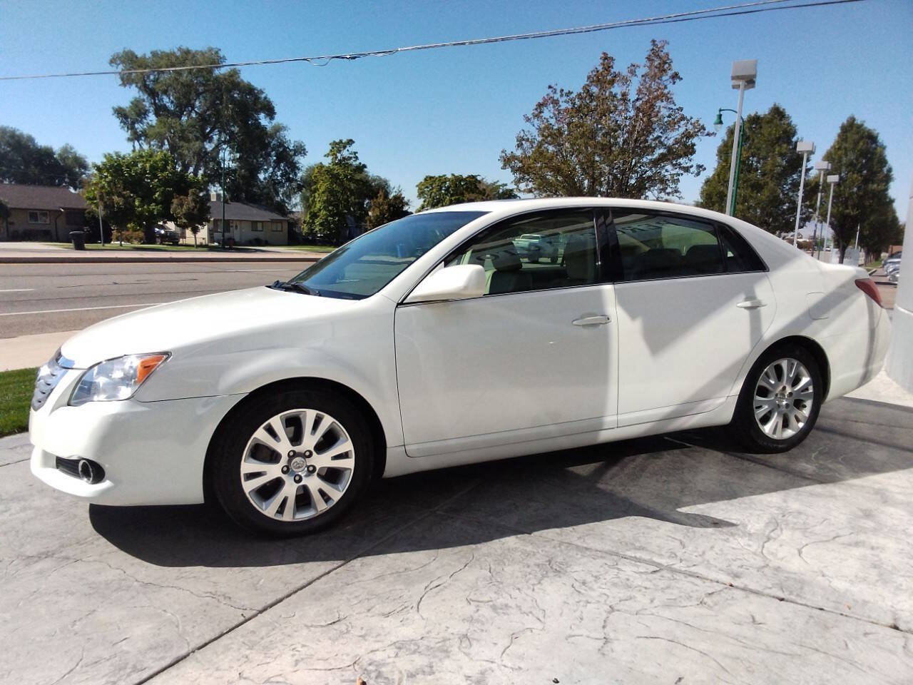 Used 2009 Toyota Avalon XLS FWD image 4