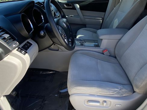 Used 2012 Toyota Highlander FWD w/ Tech Pkg image 27