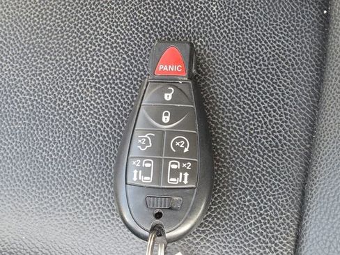 Used 2013 Chrysler Town & Country Touring-L w/ Driver Convenience Group image 35