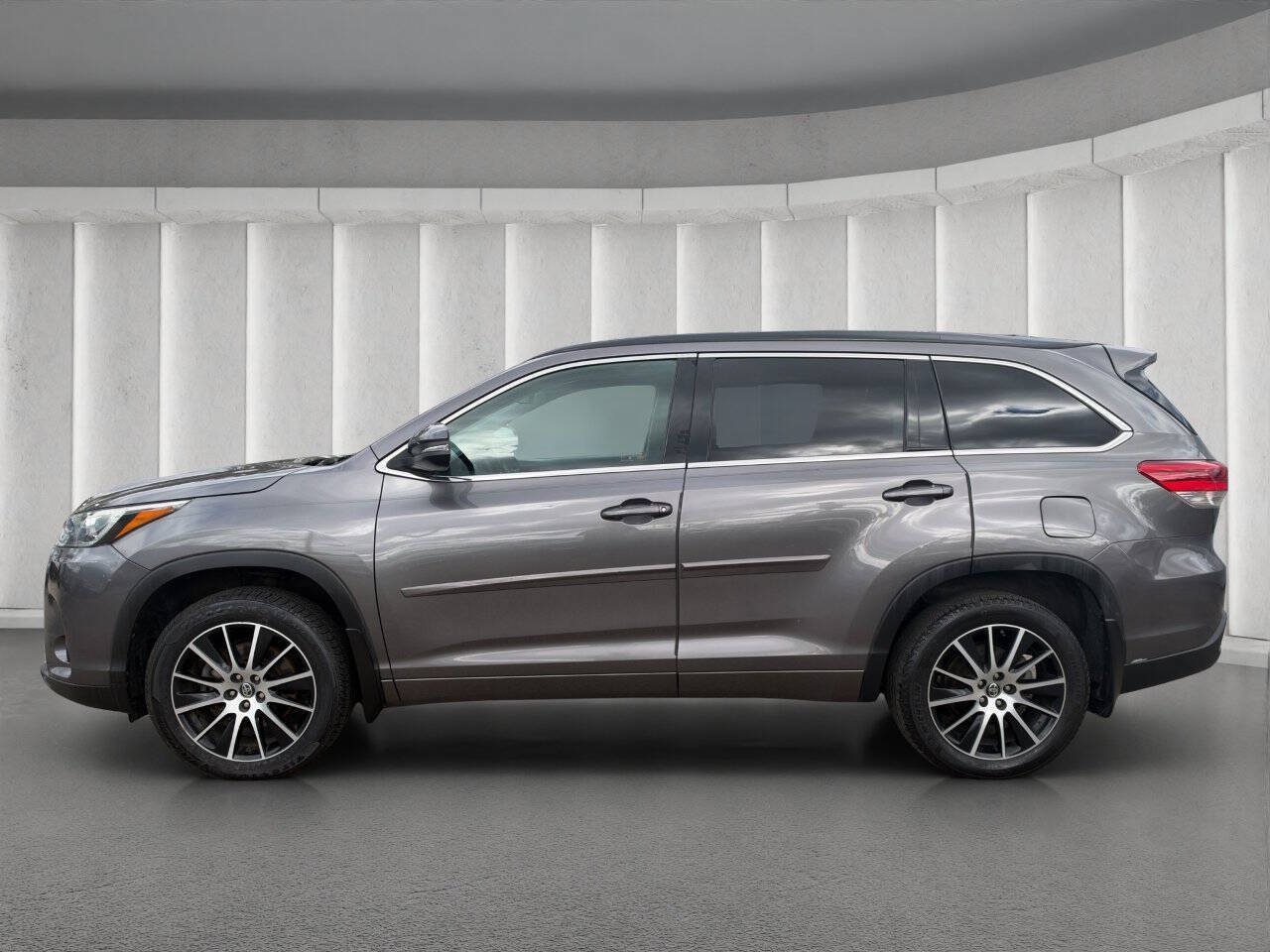 Used 2018 Toyota Highlander SE AWD/4WD image 2