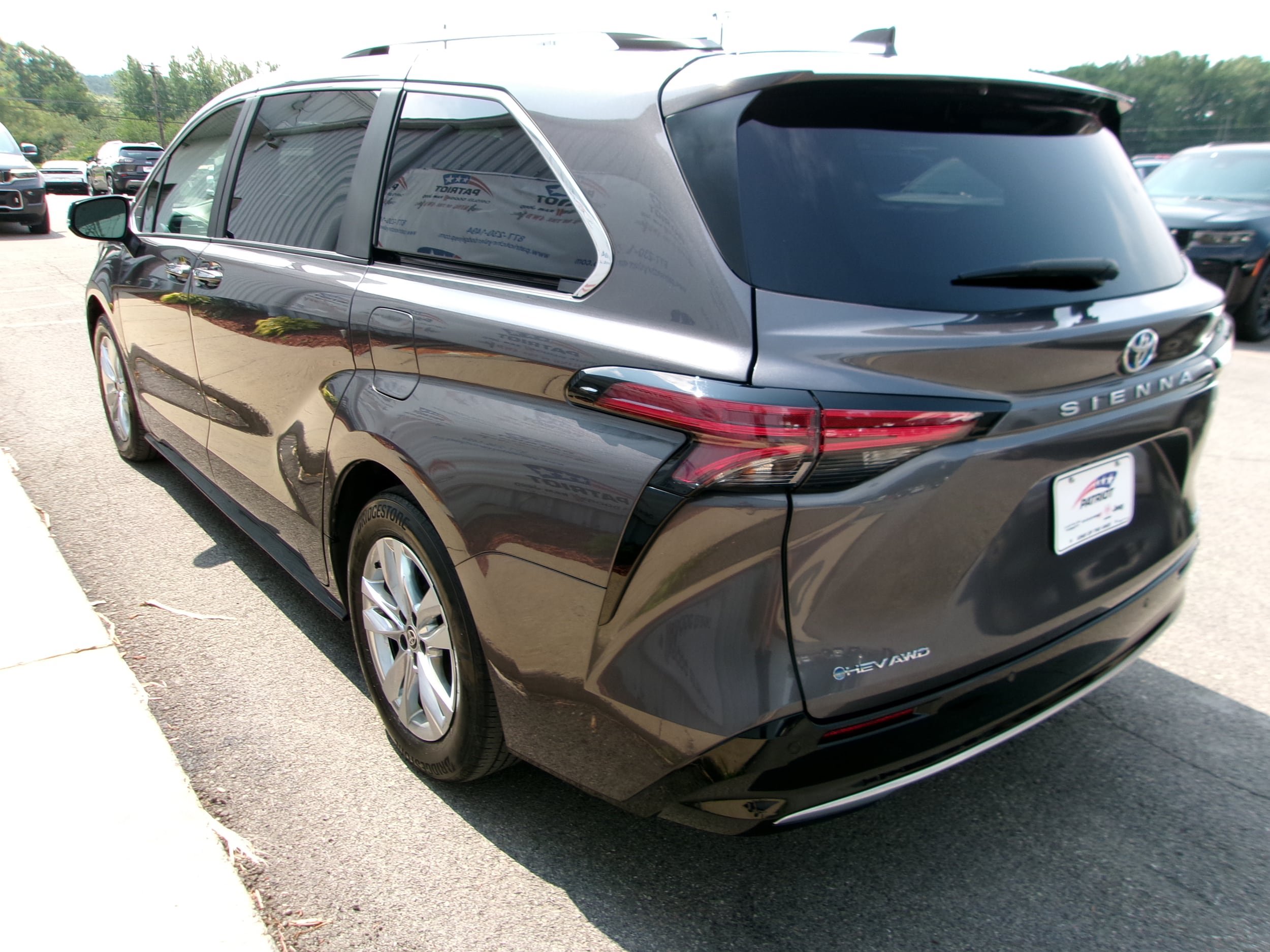 Used 2025 Toyota Sienna Limited AWD/4WD image 15