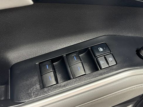 Used 2021 Toyota Highlander XLE AWD/4WD image 10