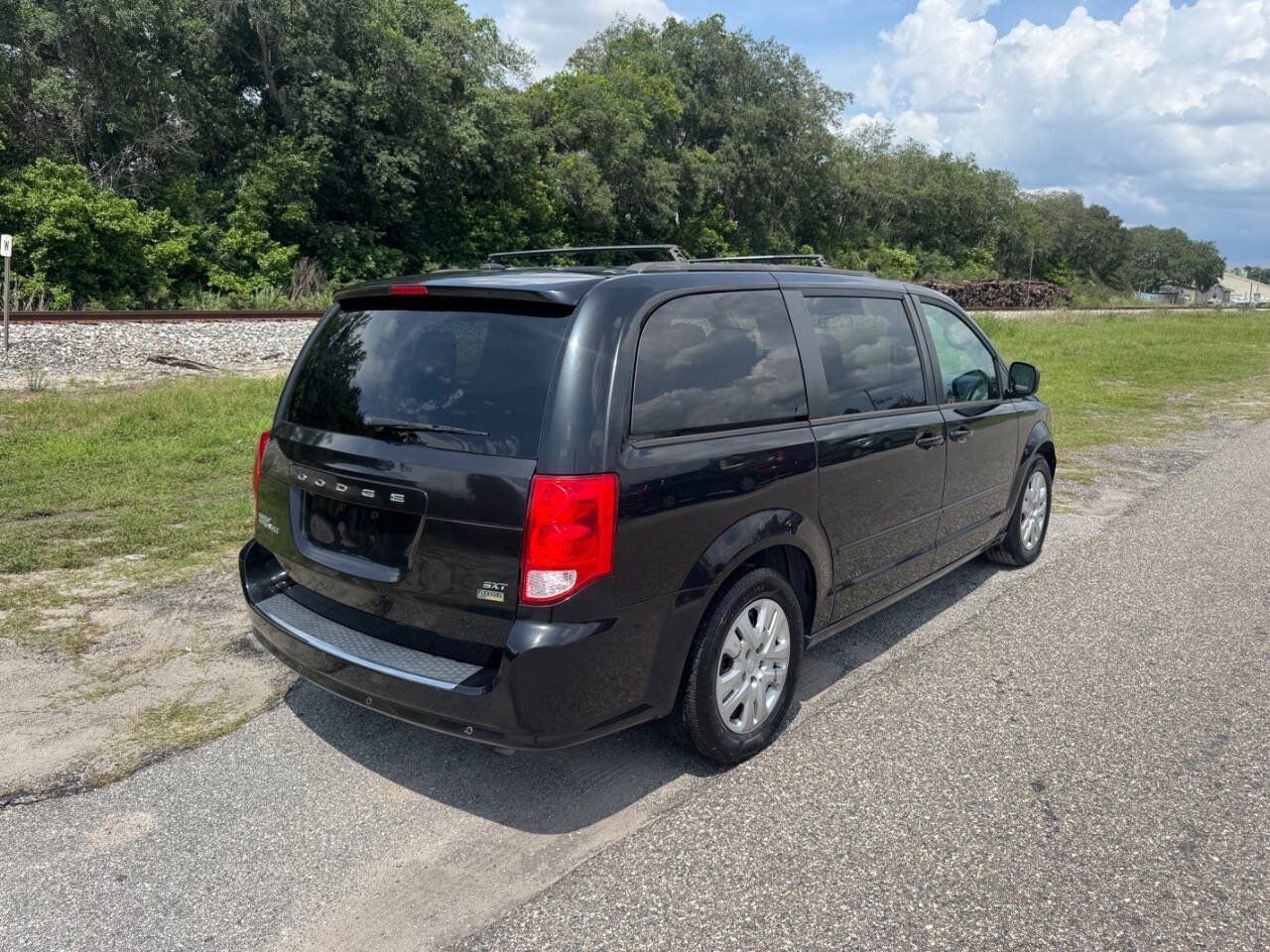 Used 2016 Dodge Grand Caravan SXT w/ Rear Park Assist Package FWD image 3