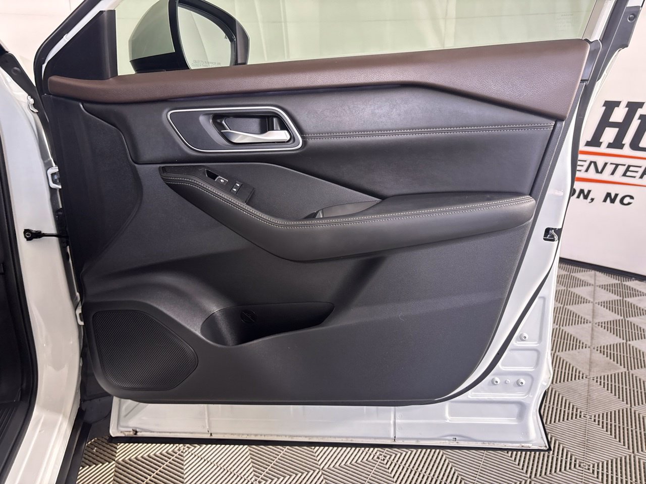 Used 2023 Nissan Rogue Platinum w/ Platinum Premium Package FWD image 31