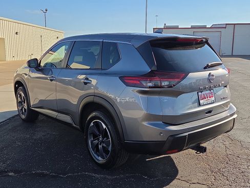 Used 2024 Nissan Rogue SV image 3