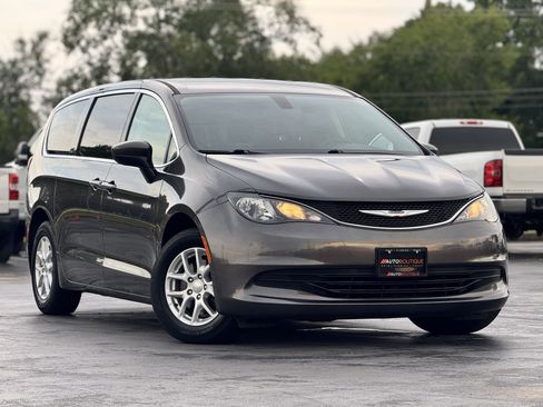 Used 2020 Chrysler Voyager LX image 3