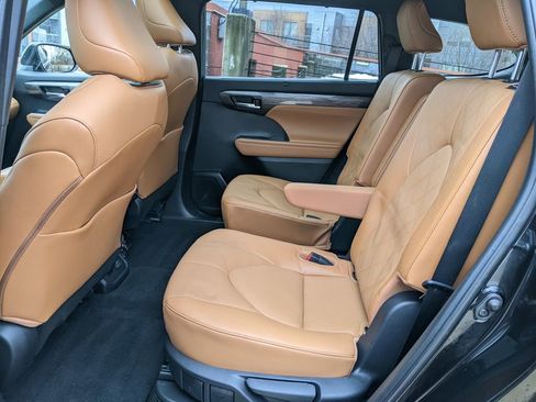 Used 2023 Toyota Highlander Platinum image 23