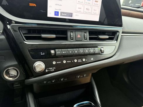 Used 2024 Lexus ES 250 w/ Premium Package image 10