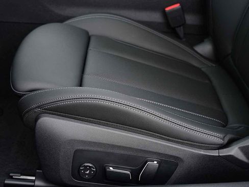 Used 2025 BMW 430i Coupe w/ M Sport Package image 25