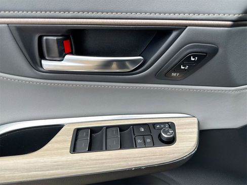 Used 2021 Toyota Venza Limited image 15