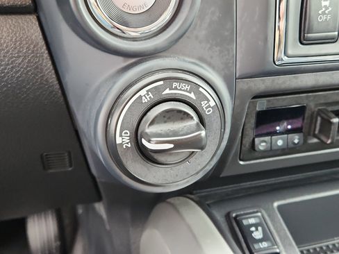 Used 2024 Nissan Titan SV w/ SV Convenience Package image 17