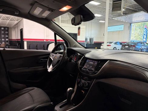 Used 2020 Chevrolet Trax LT w/ LT Convenience Package image 33