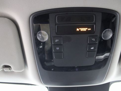 Used 2022 Kia Carnival LX image 40