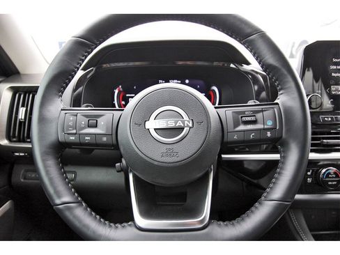 Used 2024 Nissan Pathfinder Platinum image 9