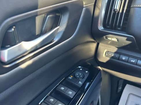 Used 2025 Nissan Pathfinder SL w/ SL Premium Package image 17