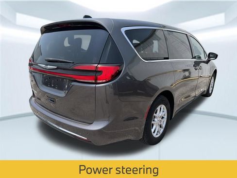 Used 2023 Chrysler Pacifica Touring-L FWD image 11