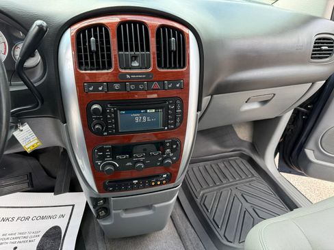 Used 2007 Chrysler Town & Country Limited FWD image 11