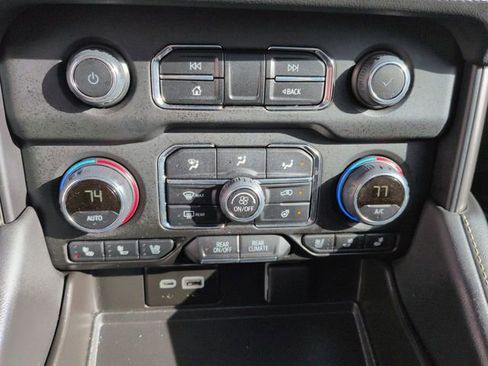 Used 2023 Chevrolet Suburban Premier w/ Advanced Technology Package image 18