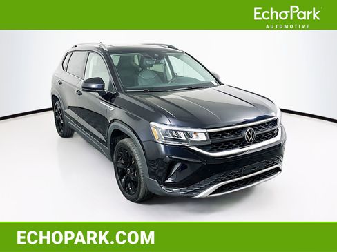 Used 2024 Volkswagen Taos SE image 1