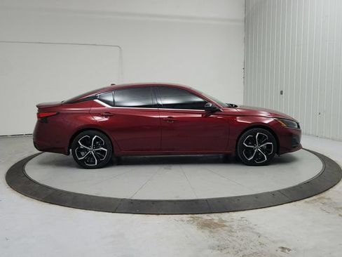 Used 2024 Nissan Altima 2.5 SR w/ SR Premium Package FWD image 9