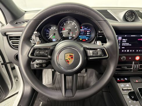 Certified 2026 Porsche Macan AWD/4WD image 18