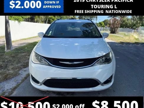 Used 2019 Chrysler Pacifica Touring-L FWD image 2