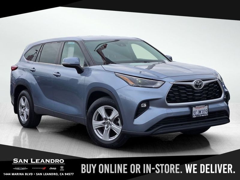 Used 2022 Toyota Highlander LE image 1