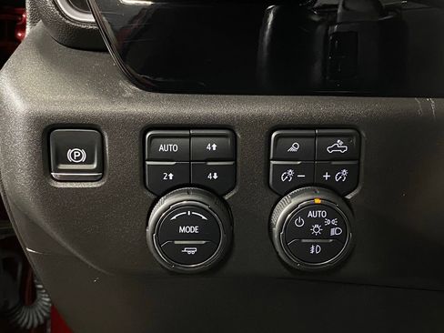 Used 2025 Chevrolet Silverado 1500 LT Trail Boss w/ Convenience Package II AWD/4WD image 20