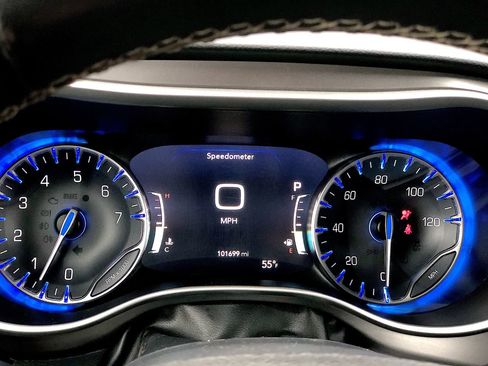 Used 2022 Chrysler Pacifica Touring-L image 18