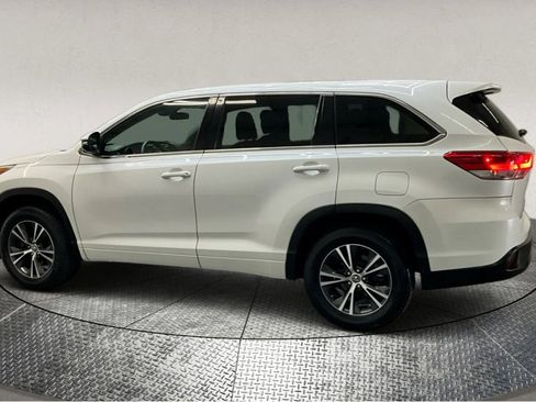 Used 2017 Toyota Highlander LE image 5