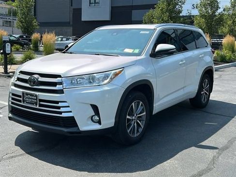 Used 2017 Toyota Highlander XLE AWD/4WD image 3