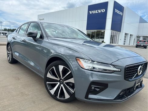 Used 2022 Volvo S60 B5 Momentum w/ Premium Package AWD/4WD image 4