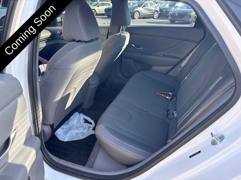 Used 2022 Hyundai Elantra SEL w/ Convenience Package FWD image 9