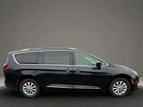 Used 2019 Chrysler Pacifica Touring-L image 4