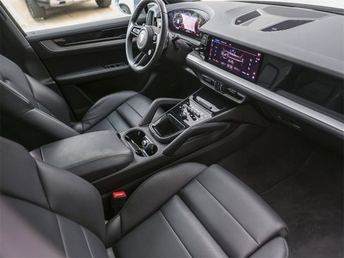 Certified 2025 Porsche Cayenne image 36