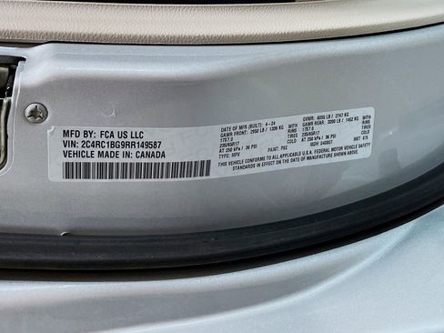Used 2024 Chrysler Pacifica Touring-L FWD image 32