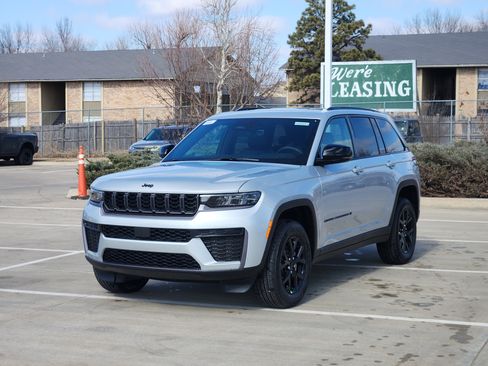 New 2026 Jeep Grand Cherokee Altitude RWD image 2