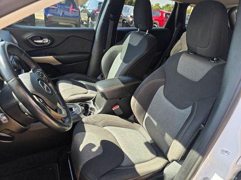 Used 2018 Jeep Cherokee Latitude w/ Altitude Package FWD image 13