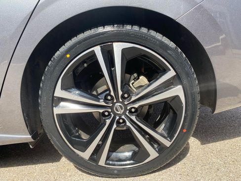 Used 2021 Nissan Sentra SR w/ SR Premium Package FWD image 3