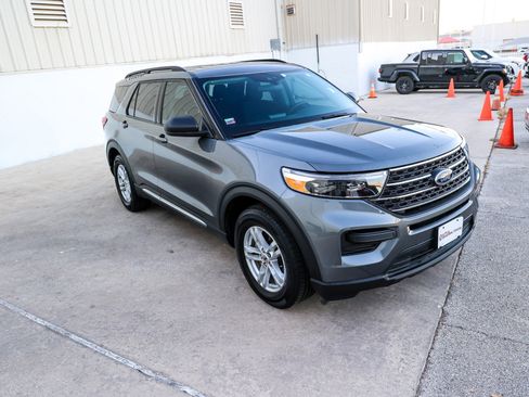 Used 2023 Ford Explorer XLT image 5