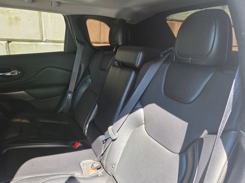Used 2019 Jeep Cherokee Limited AWD/4WD image 4
