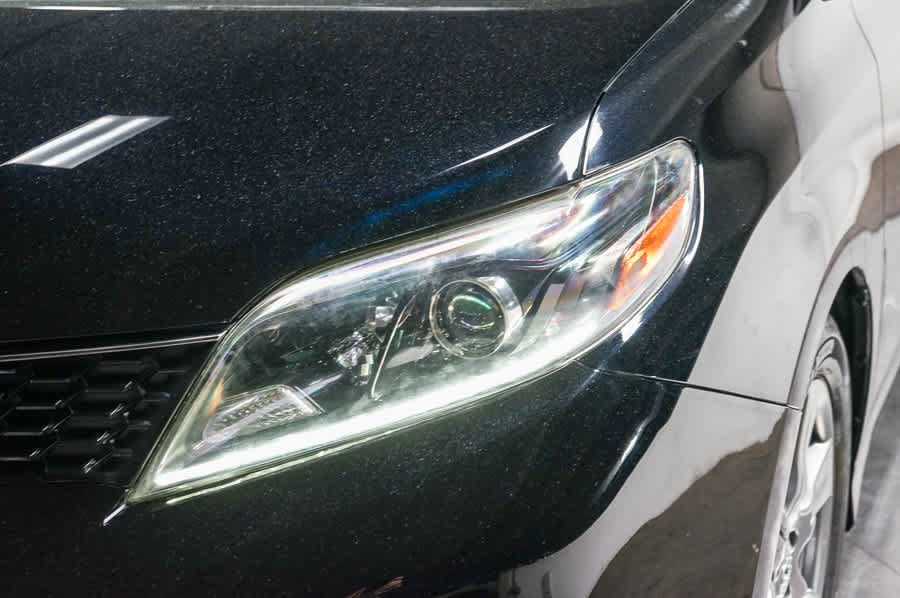 Used 2018 Toyota Sienna SE w/ Carpet Mat Package FWD image 7
