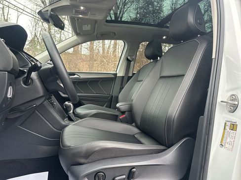 Used 2022 Volkswagen Tiguan SE w/ Panoramic Sunroof Package image 3