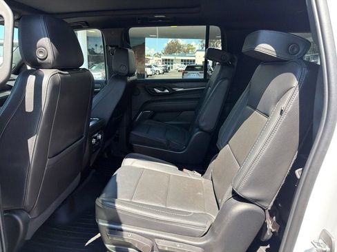 Used 2022 GMC Yukon XL Denali w/ Advanced Technology Package AWD/4WD image 12