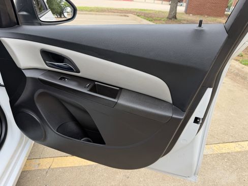 Used 2016 Chevrolet Cruze LS image 9